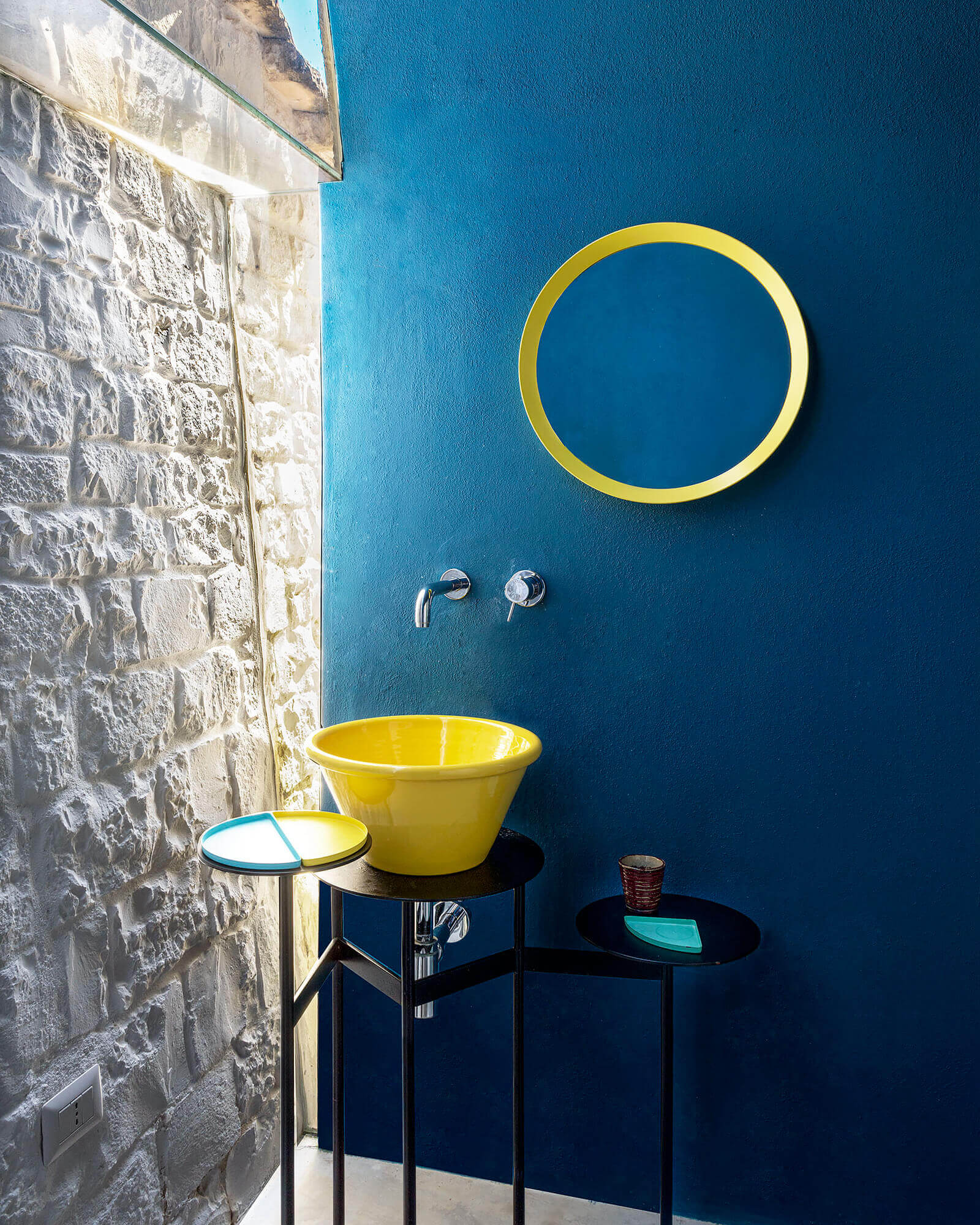 salle de bain bleue et jaune Coco Trullo salle de bain bleue et jaune Coco Trullo