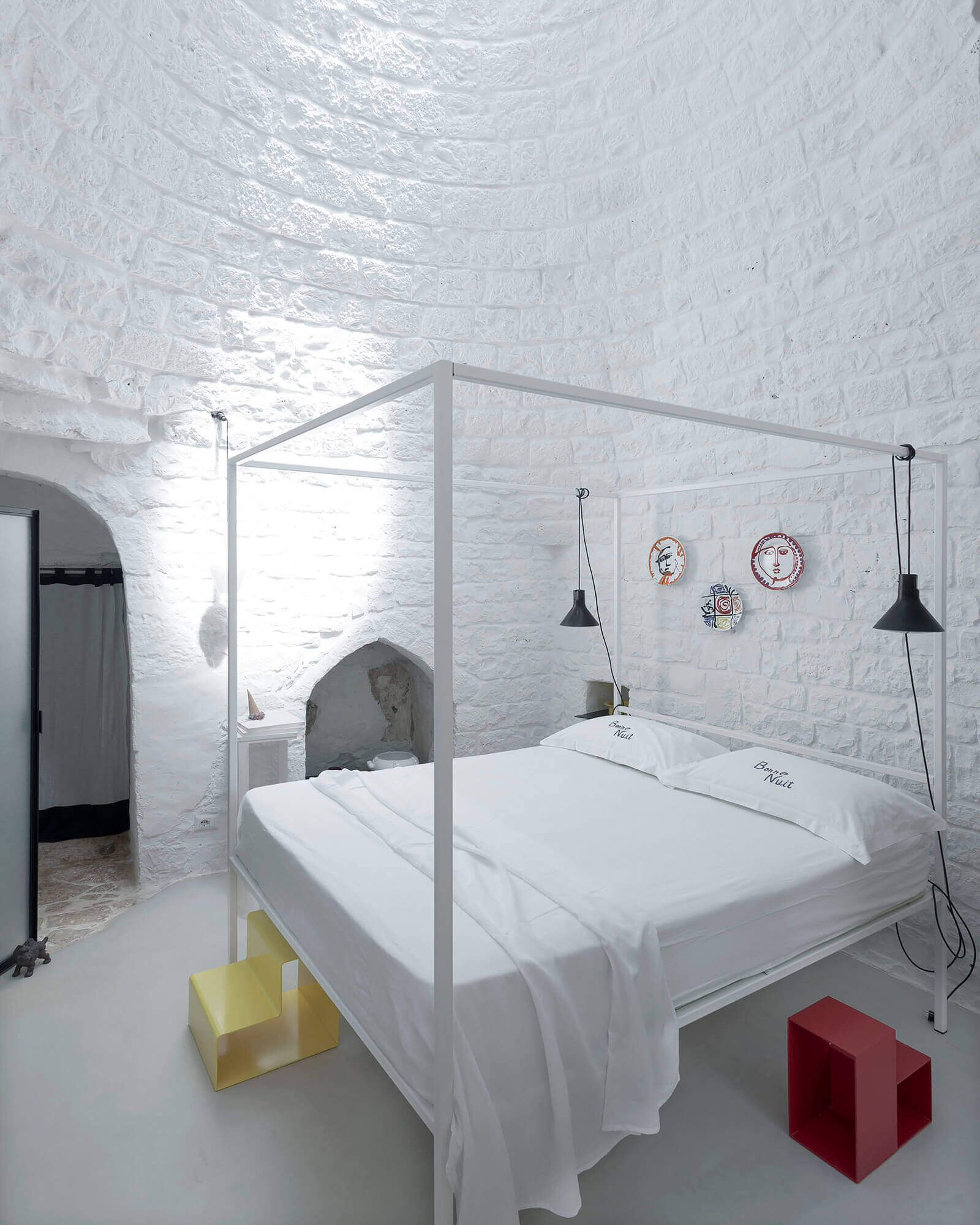 chambre avec lit à baldaquin blanc Coco Trullo chambre avec lit à baldaquin blanc Coco Trullo