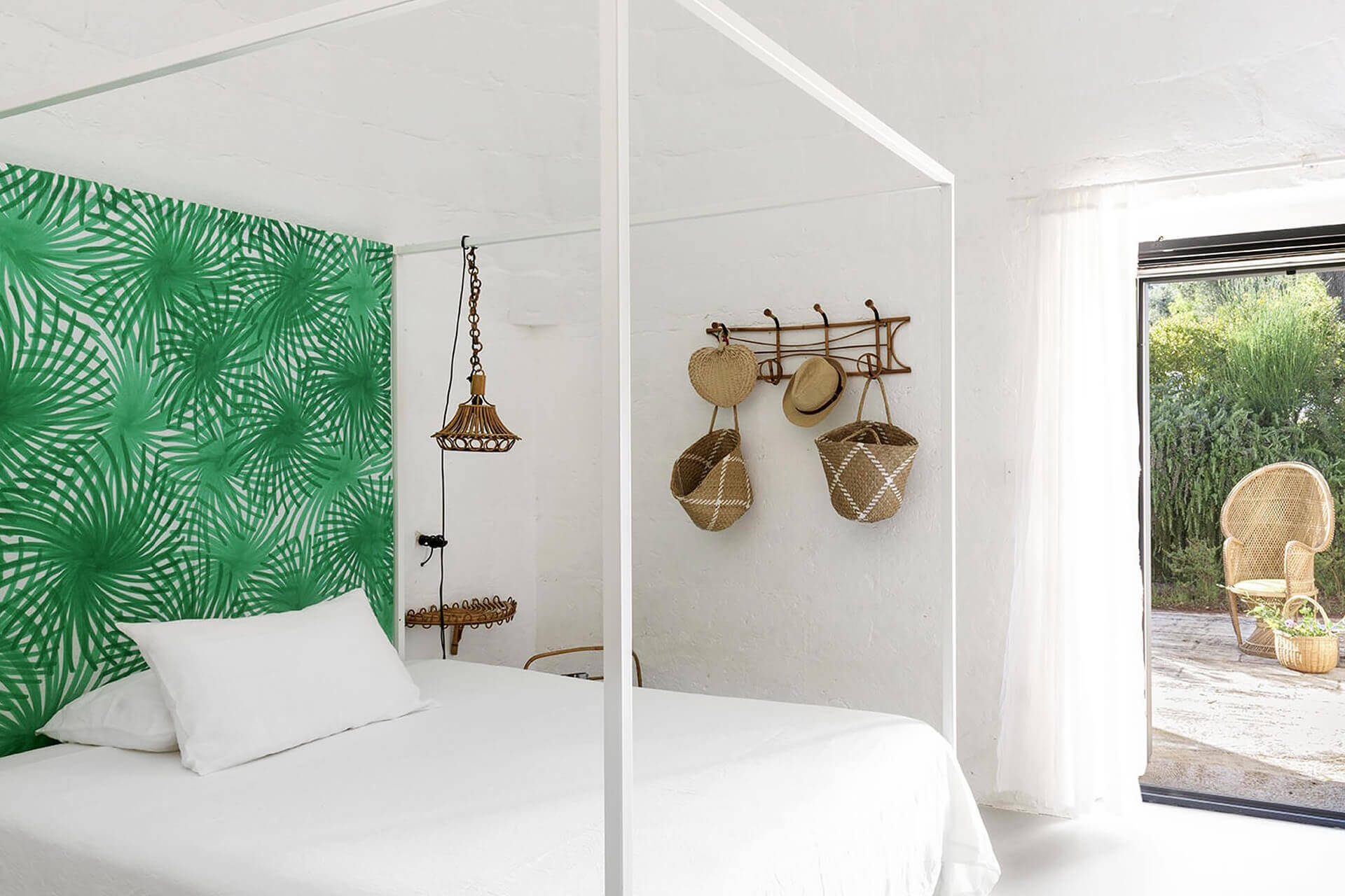 chambre avec lit à baldaquin blanc maison des Pouilles Coco Trullo chambre avec lit à baldaquin blanc maison des Pouilles Coco Trullo