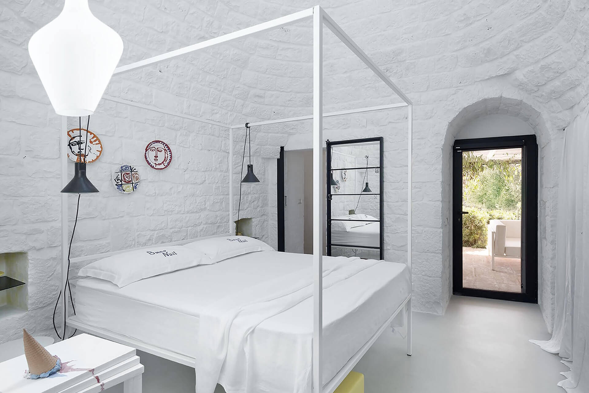chambre avec lit à baldaquin blanc Coco Trullo chambre avec lit à baldaquin blanc Coco Trullo