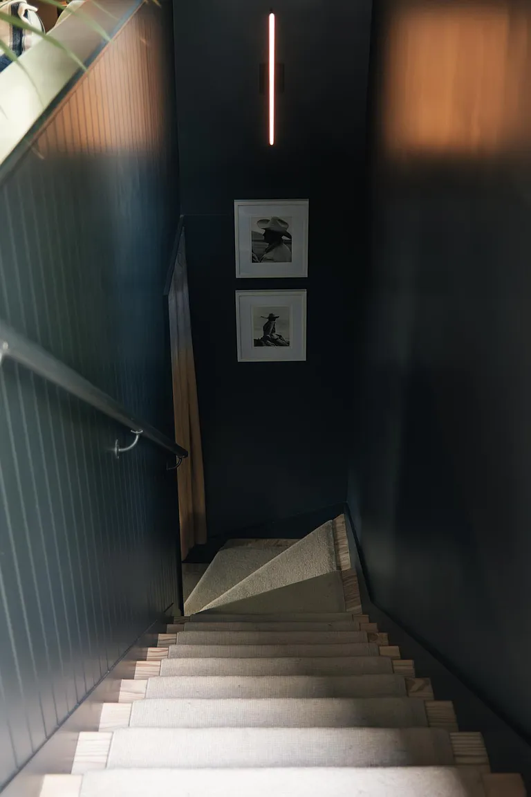 montée d montée d'escalier murs noirs