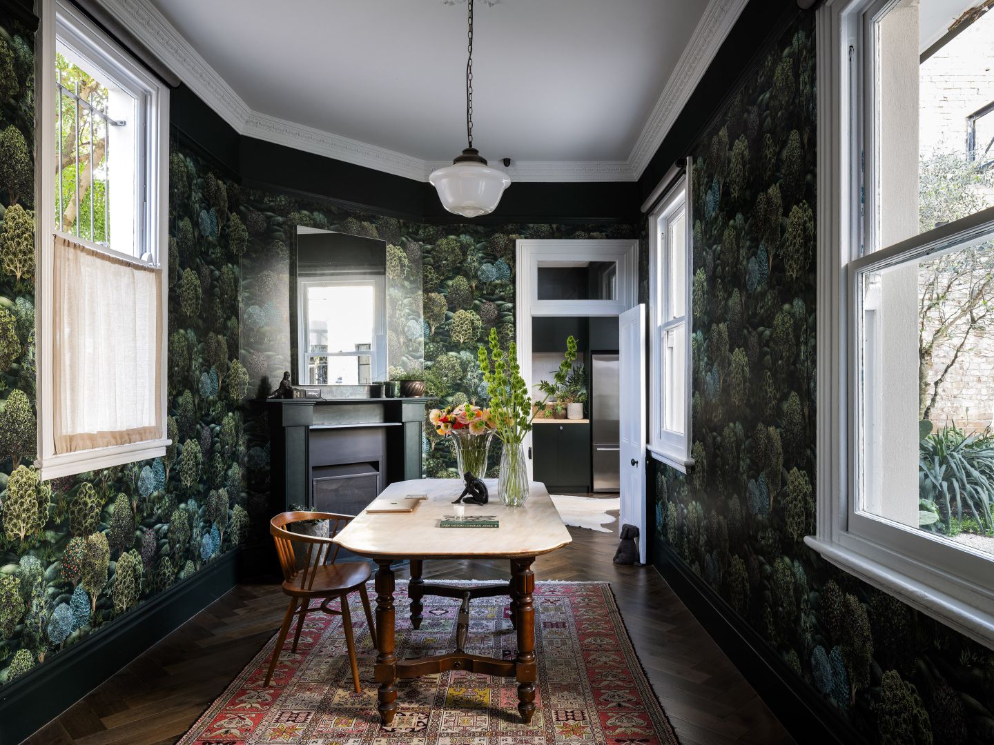salle à manger avec papier-peint floral salle à manger avec papier-peint floral
