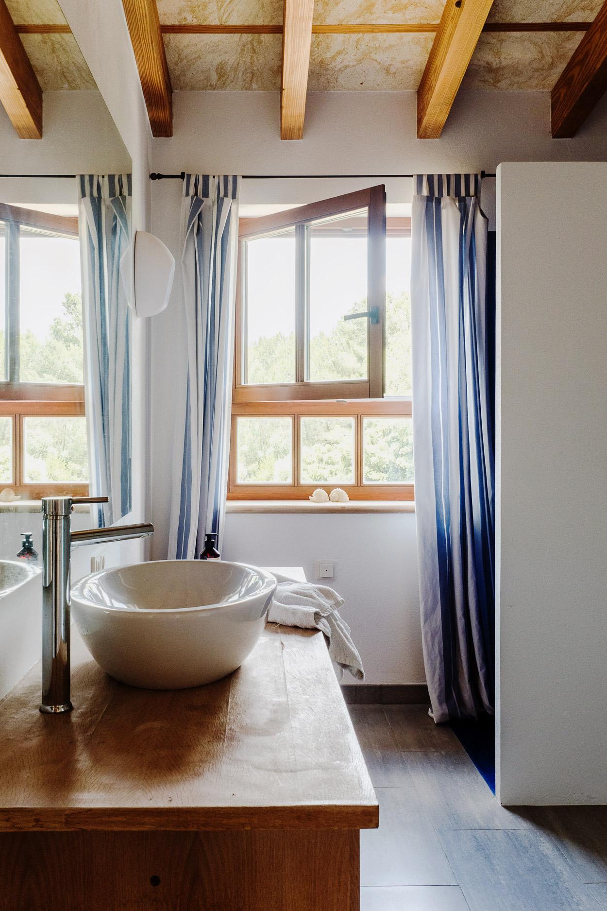 salle de bain avec poutres maison en pierres salle de bain avec poutres maison en pierres