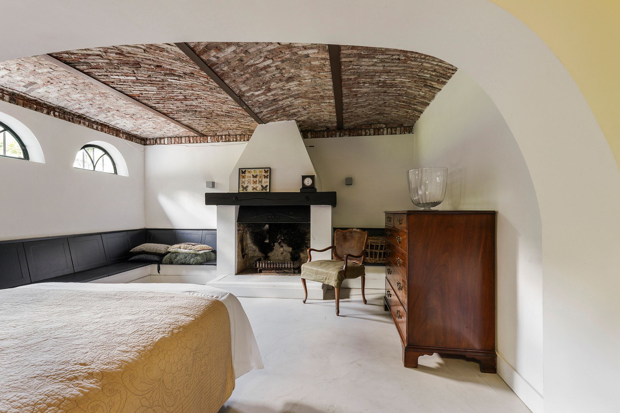 chambre avec cheminée plafond voûté en briques 
