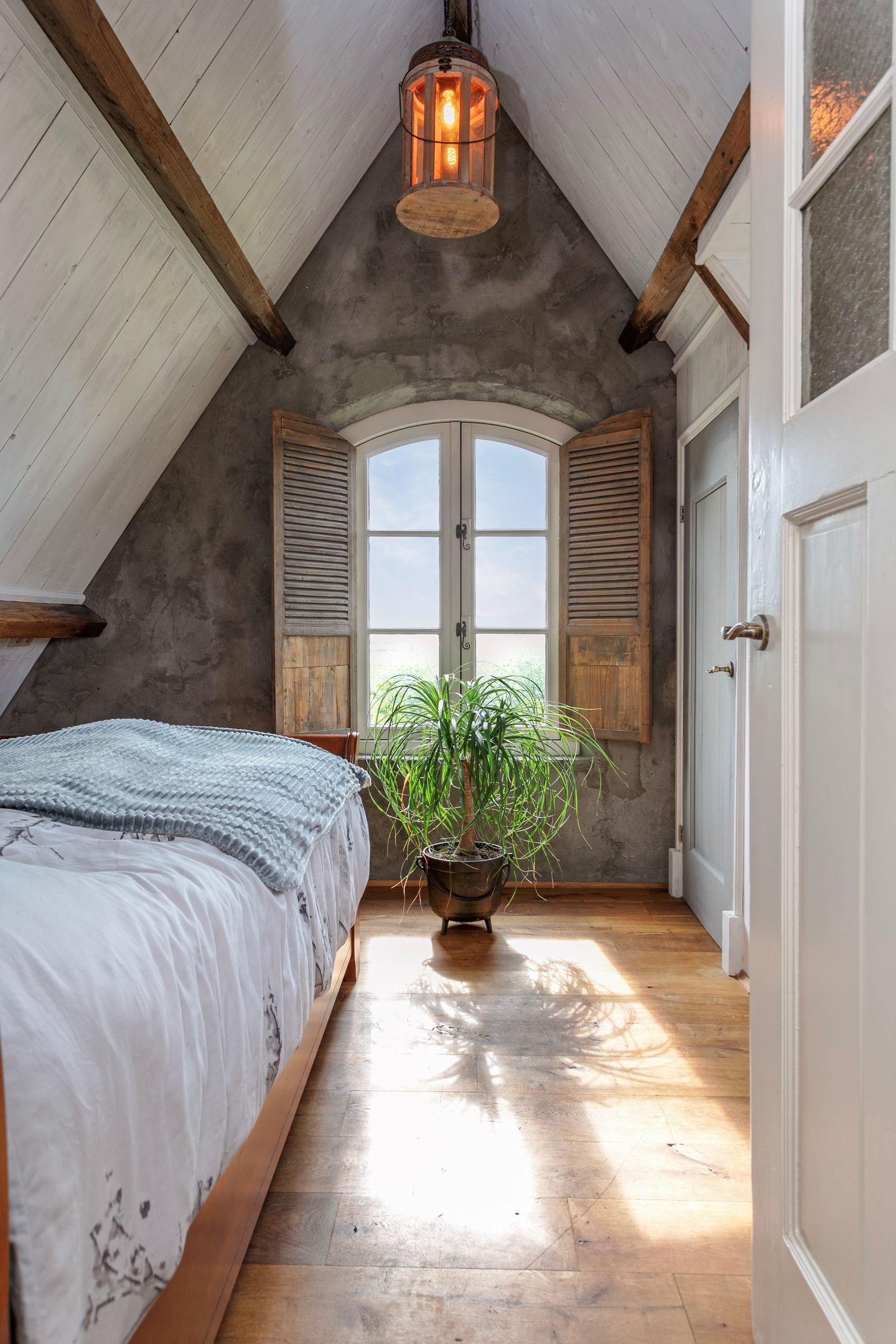 chambre mansardée avec poutres décoration rustique chic chambre mansardée avec poutres décoration rustique chic