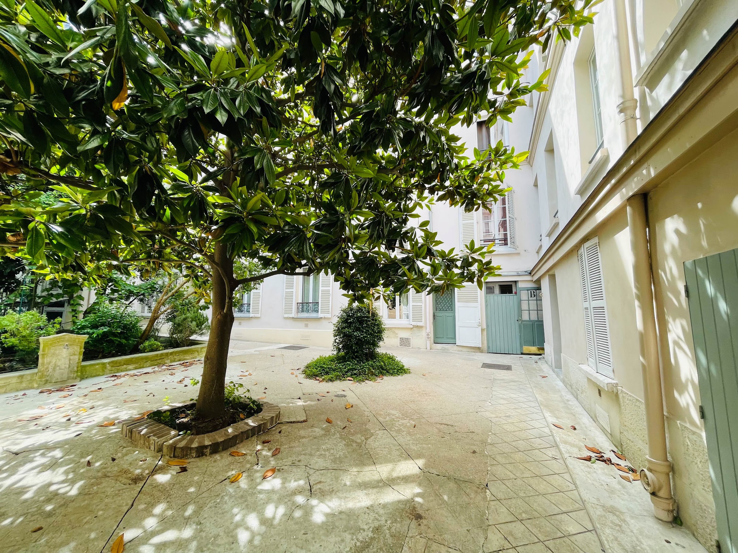 cour immeuble studio Paris 17m2