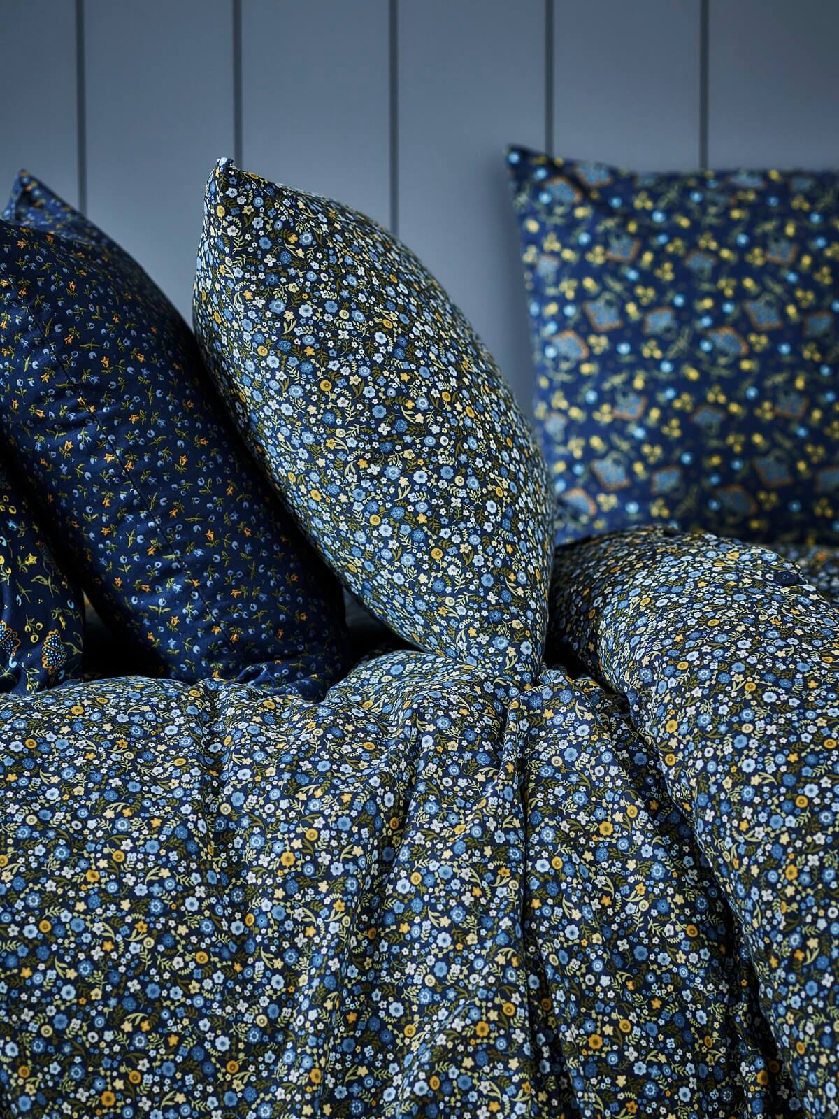 linge de lit à fleurs