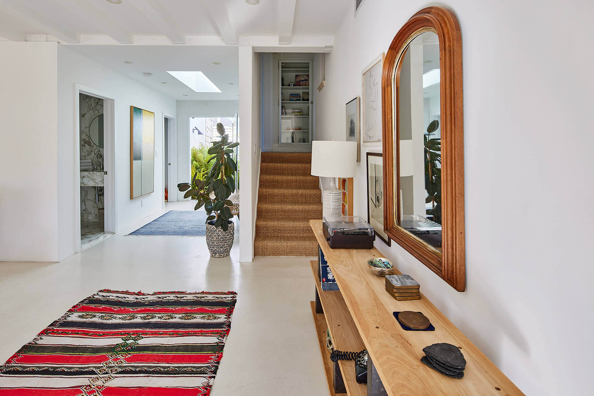 entrée avec console et miroir entrée avec console et miroir