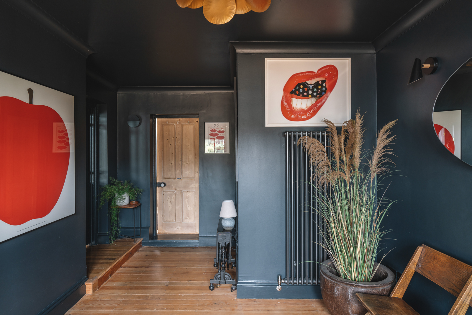 entrée murs noirs
