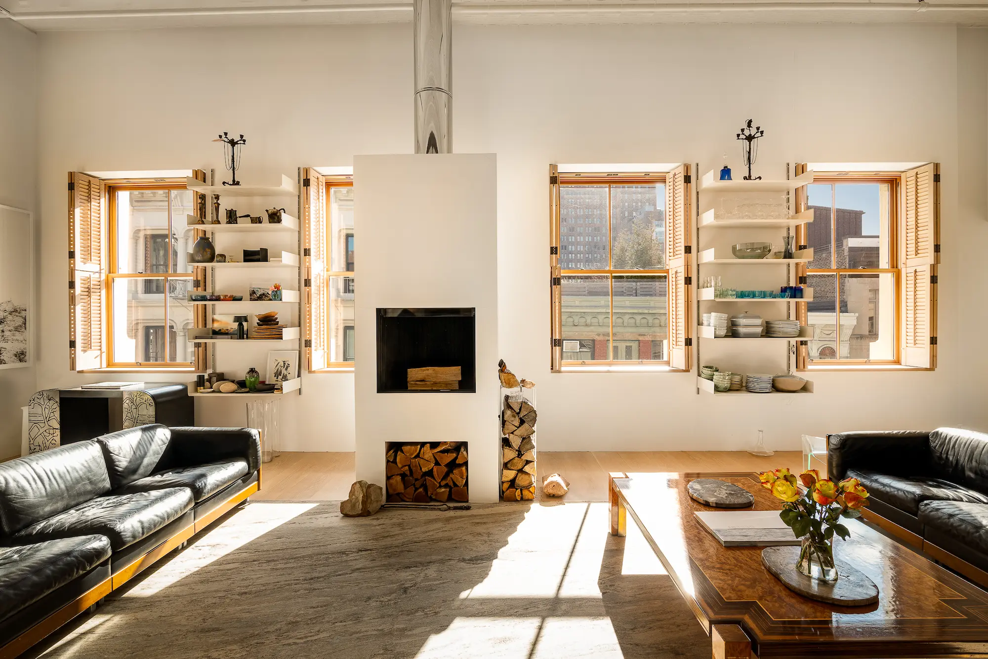salon avec cheminée loft