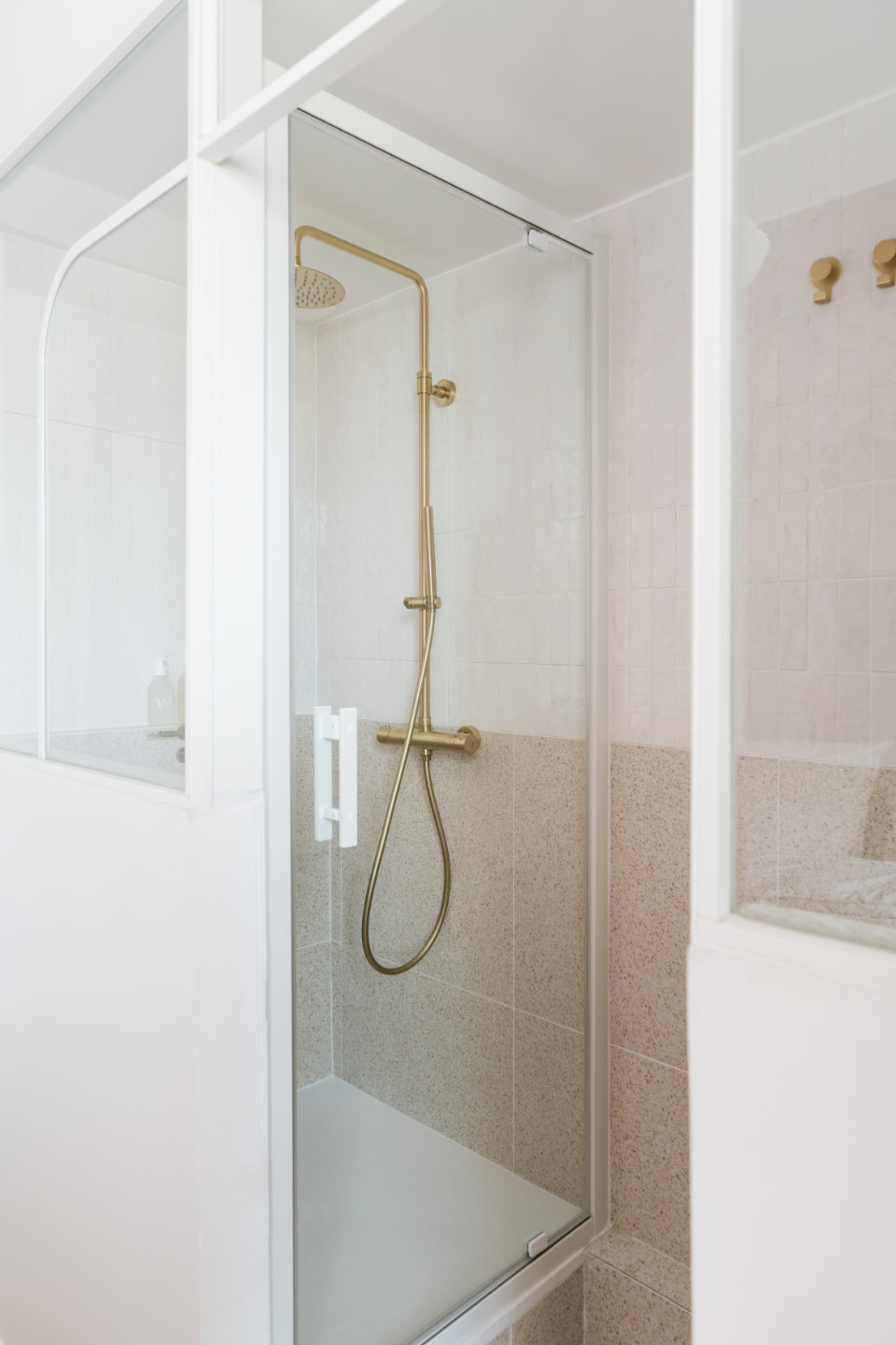 salle de bain avec verrière blanche art déco 