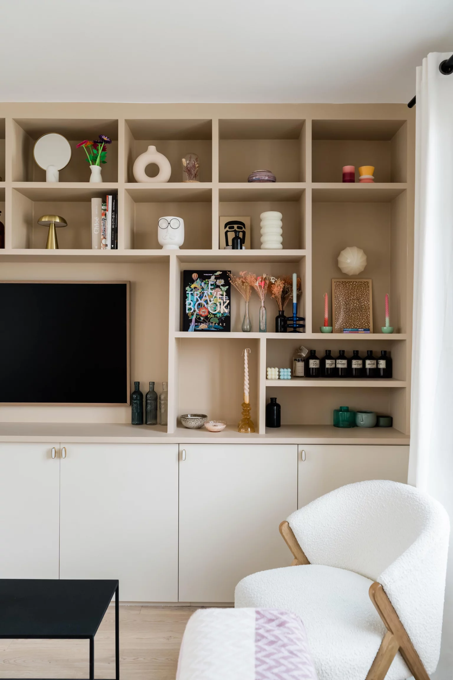 bibliothèque design sur mesure dans salon
