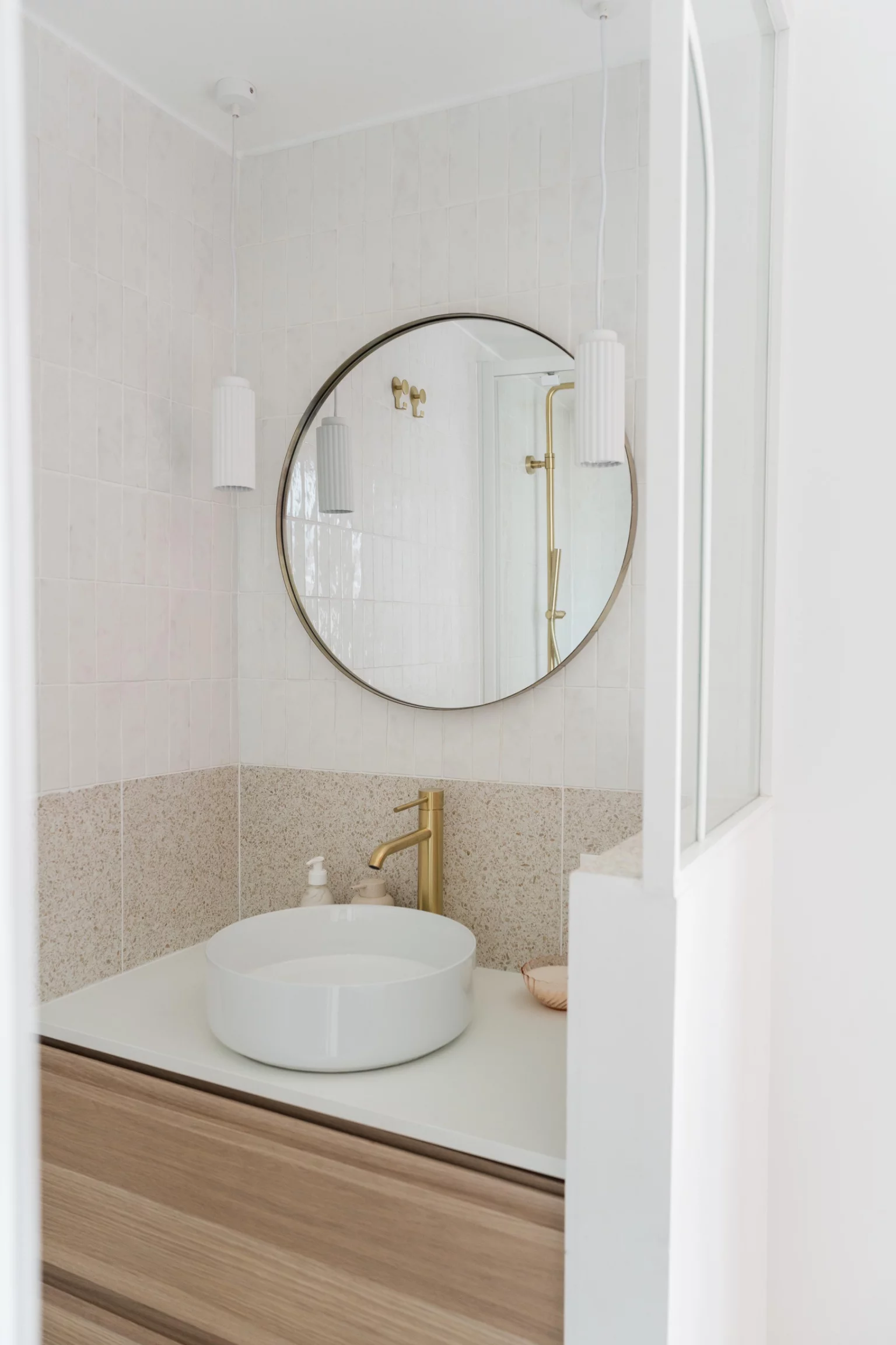 salle de bain terrazzo et bois