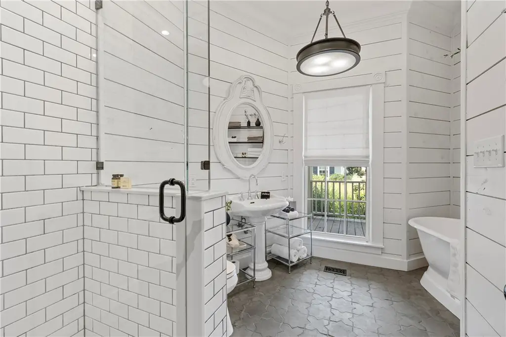 salle de bain blanche Magnolia House maison Joanna et Chip Gaines salle de bain blanche Magnolia House maison Joanna et Chip Gaines