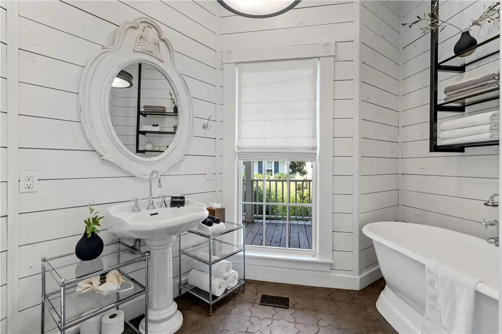 salle de bain blanche Magnolia House maison Joanna et Chip Gaines salle de bain blanche Magnolia House maison Joanna et Chip Gaines