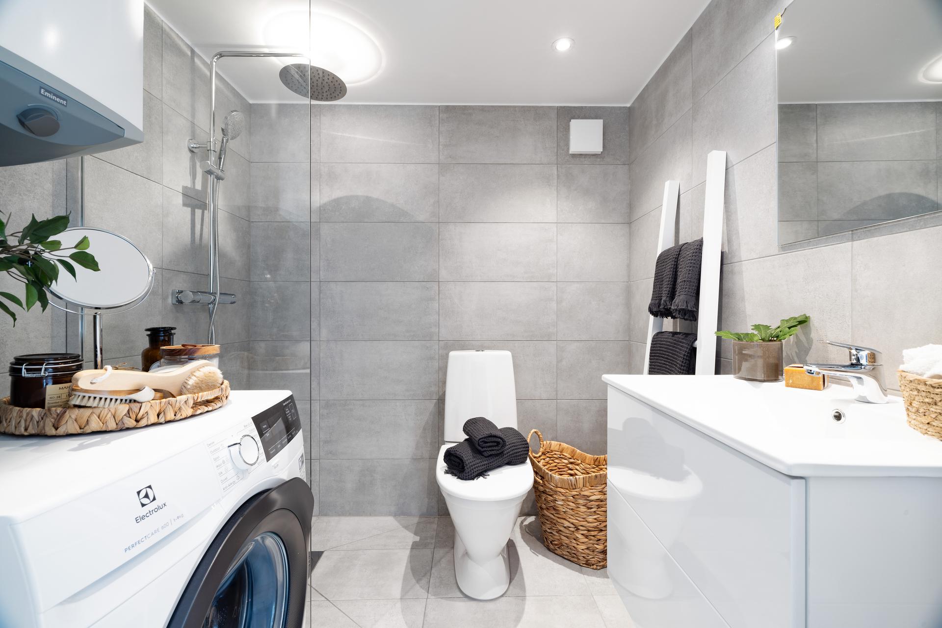 salle de bain blanche et grise