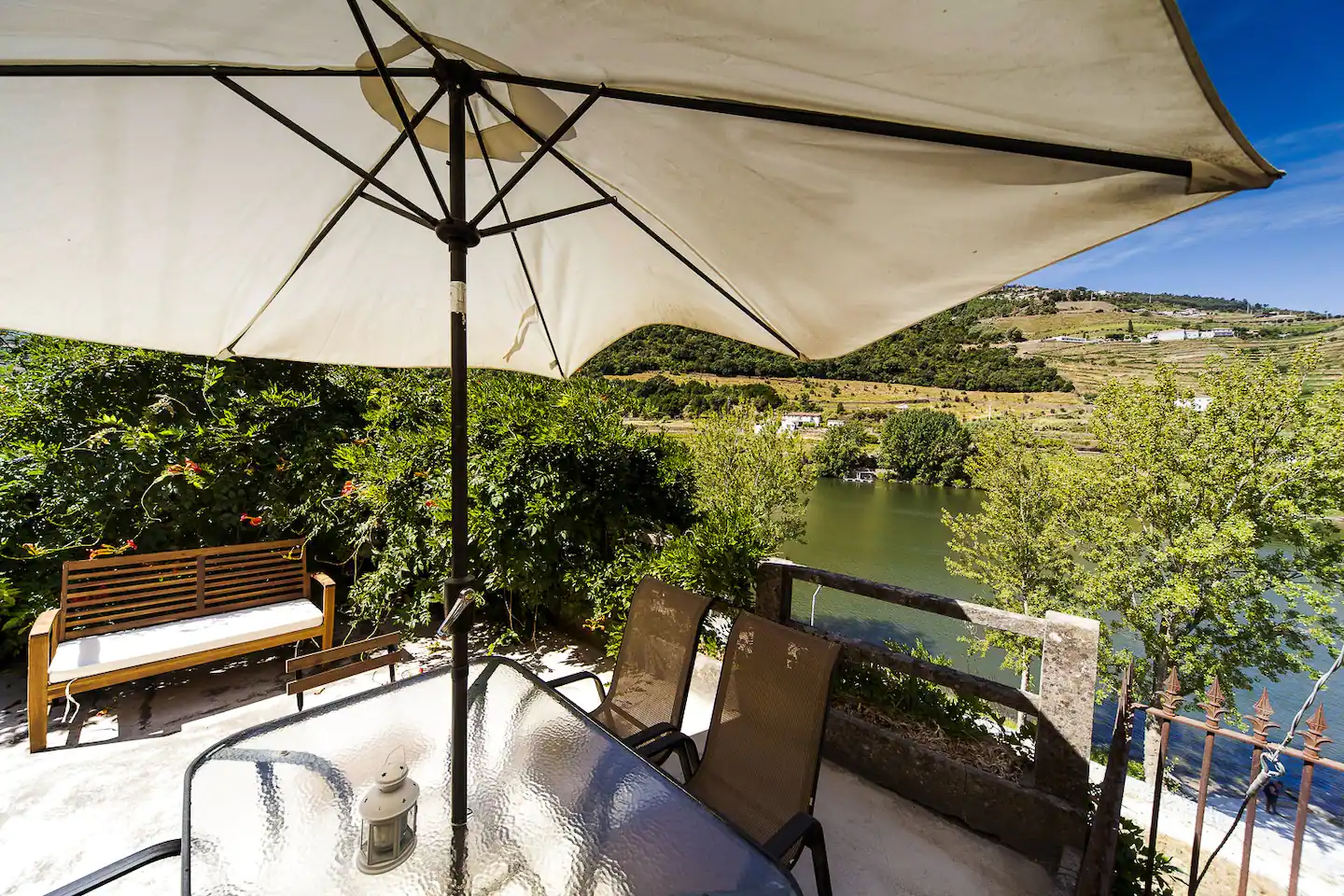 terrasse avec vue fleuve et montagne terrasse avec vue fleuve et montagne