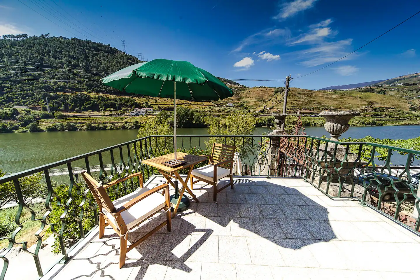 terrasse avec vue fleuve et montagne terrasse avec vue fleuve et montagne