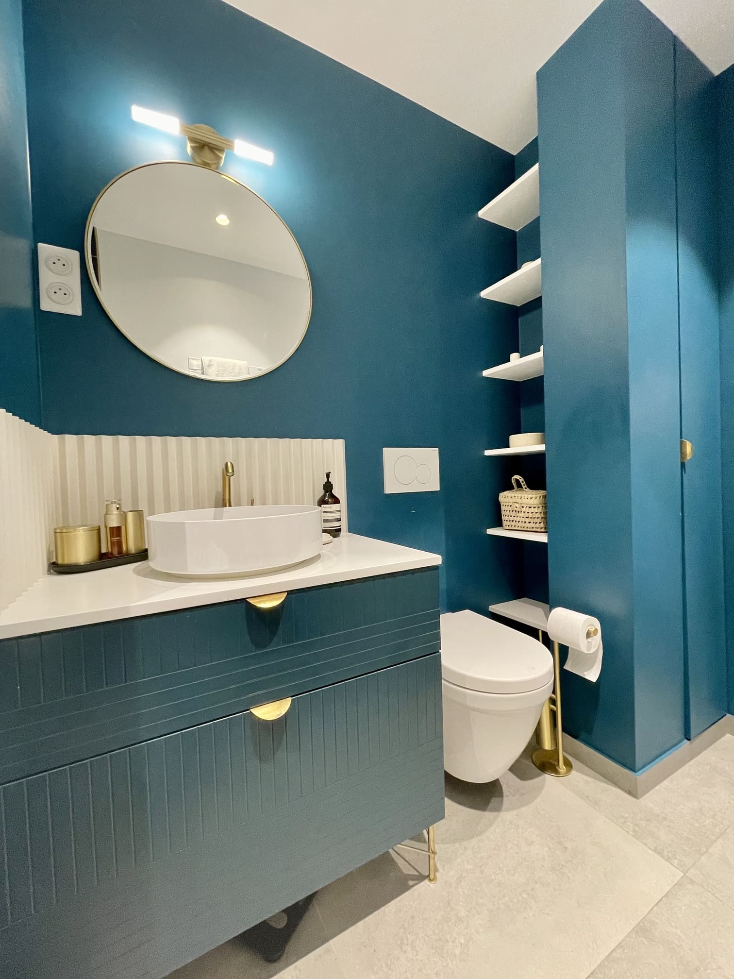 salle de bain bleue appartement rénové Paris décoration contemporaine salle de bain bleue appartement rénové Paris décoration contemporaine