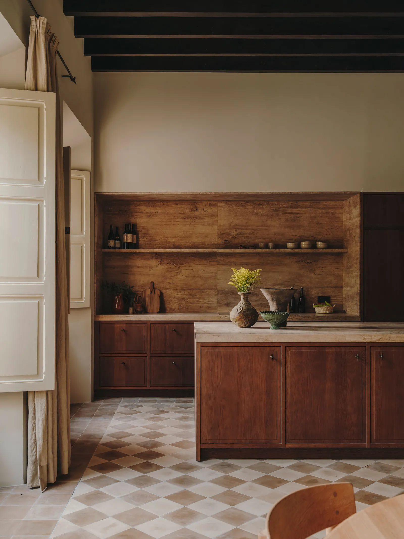 cuisine design bois avec sol à damier et poutres cuisine design bois avec sol à damier et poutres