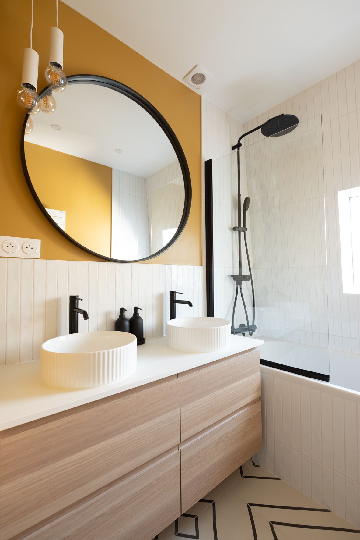 salle de bain mur jaune appartement Paris