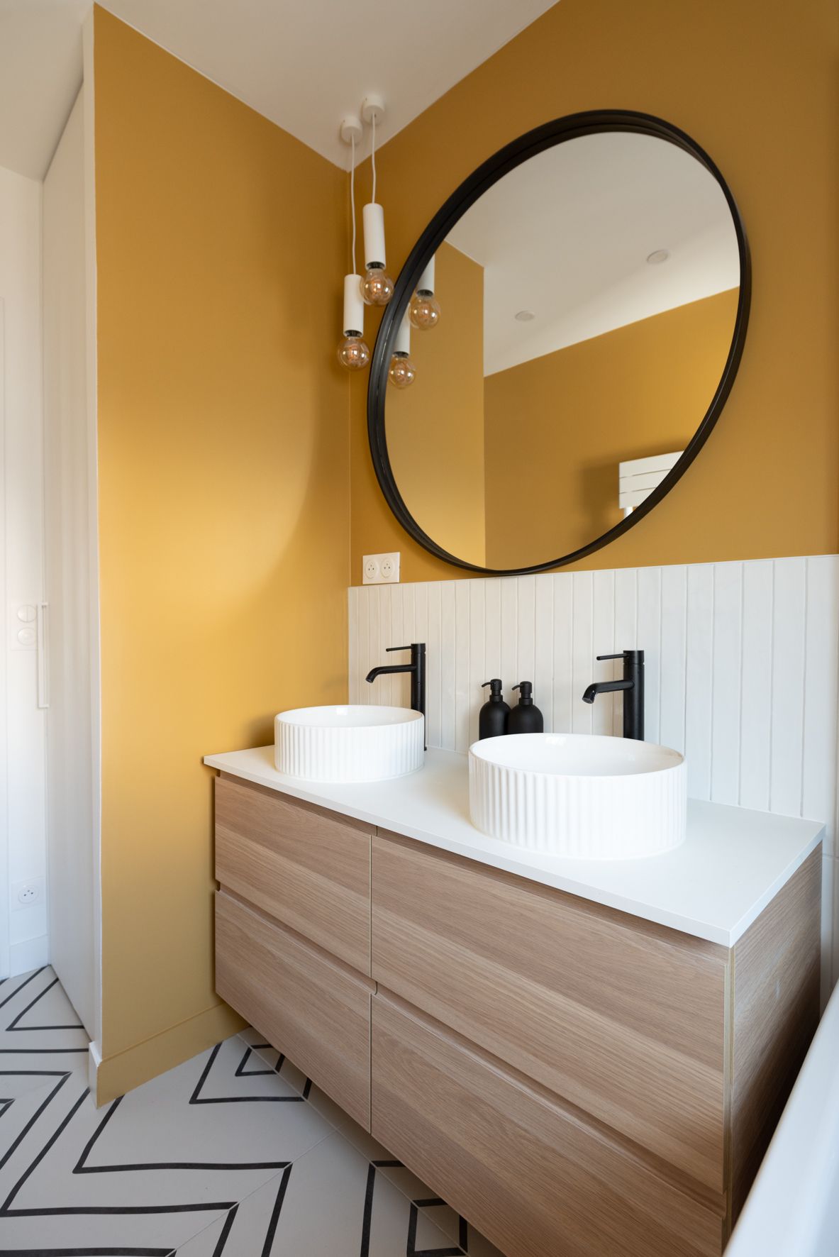 salle de bain design mur jaune appartement Paris