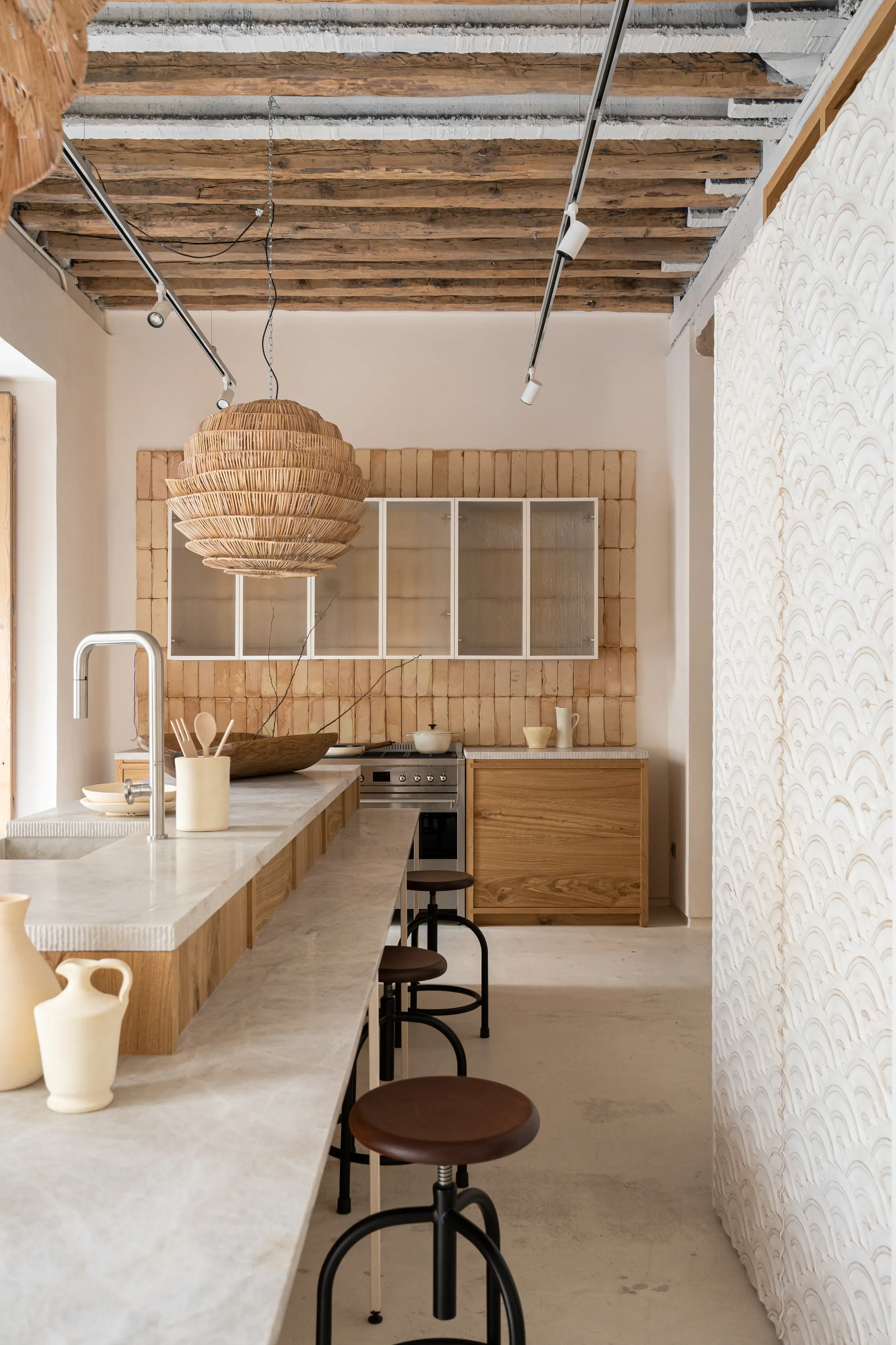 cuisine rustique contemporaine avec poutres cuisine rustique contemporaine avec poutres