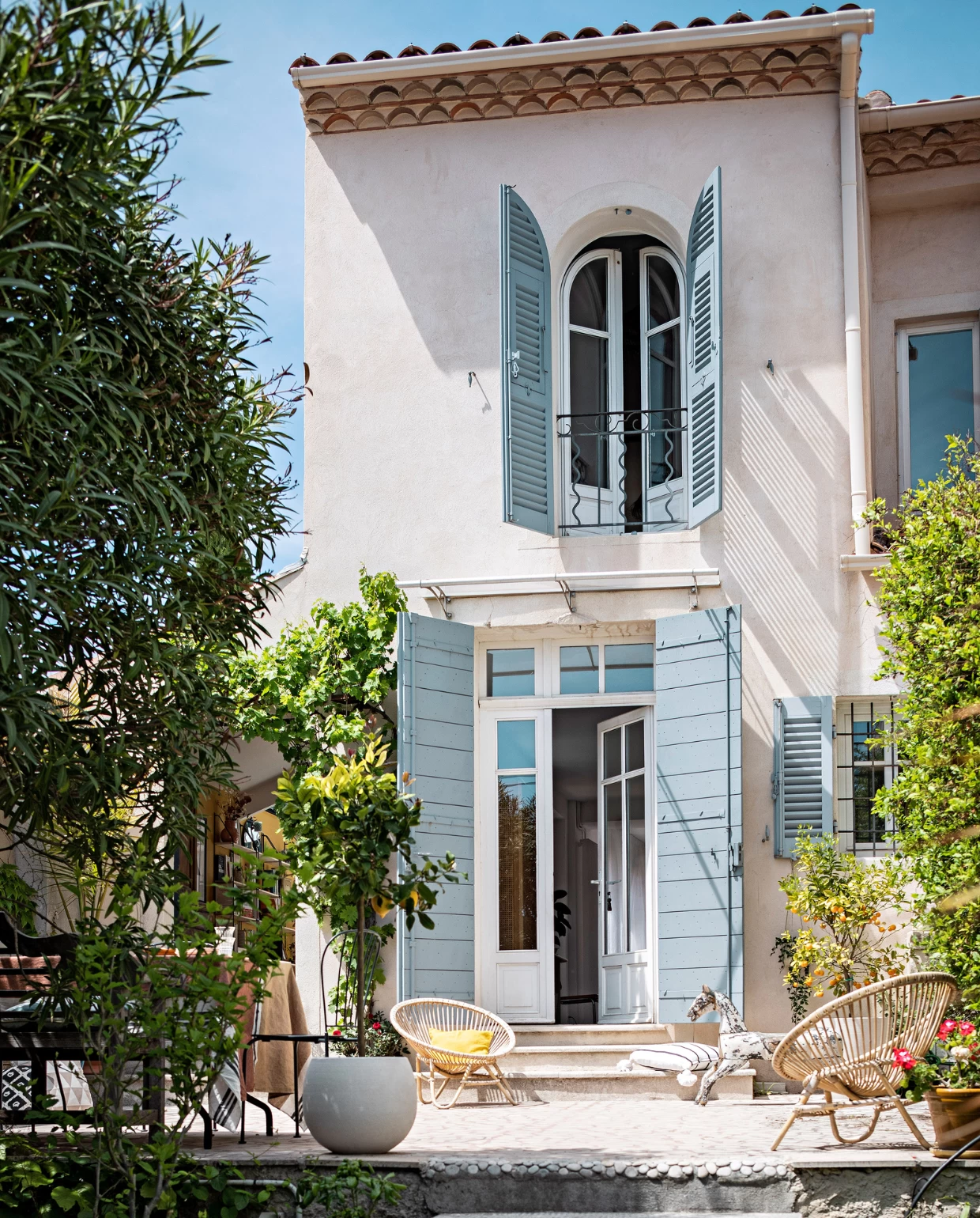 maison provençale avec volets bleus maison provençale avec volets bleus