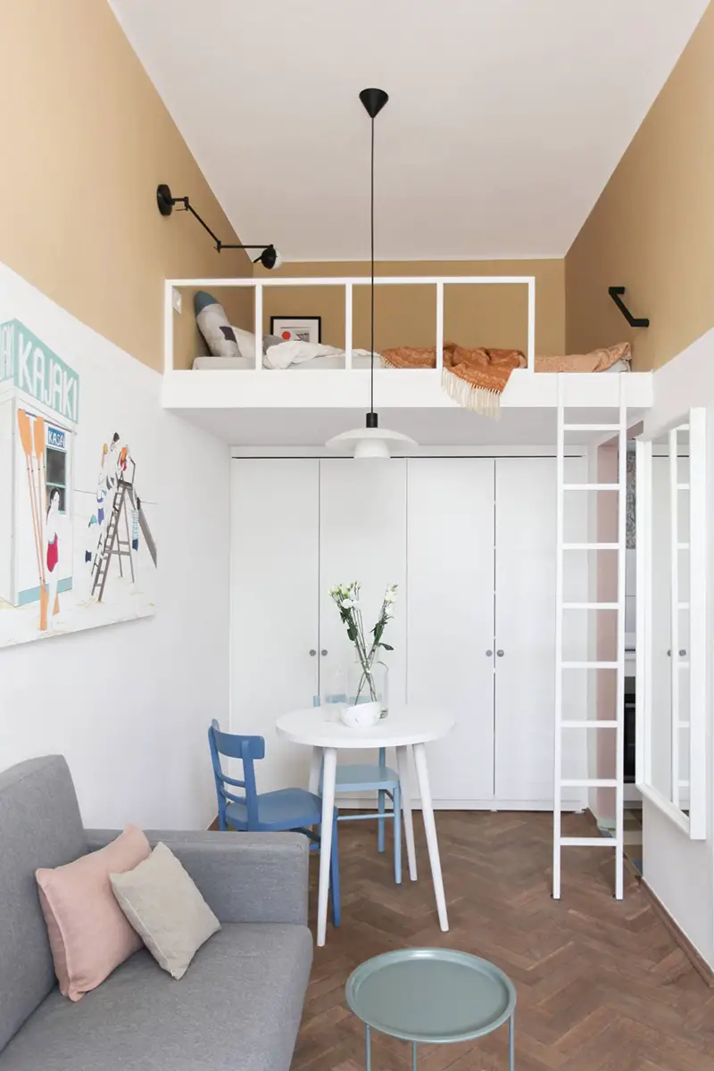 lit sur mezzanine dans studio aménagé