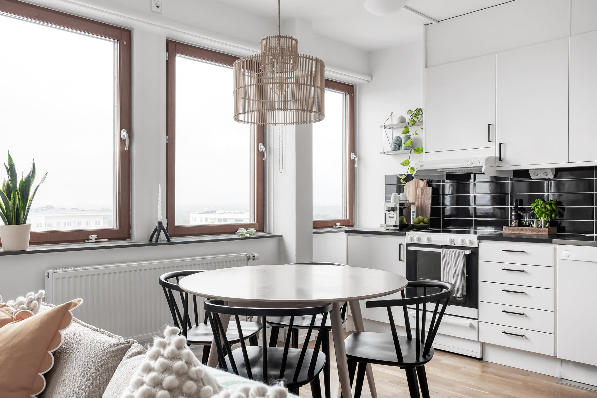 cuisine blanche avec coin repas
