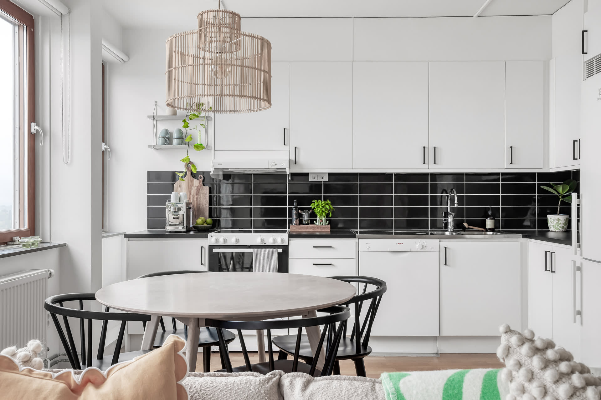 cuisine blanche avec coin repas