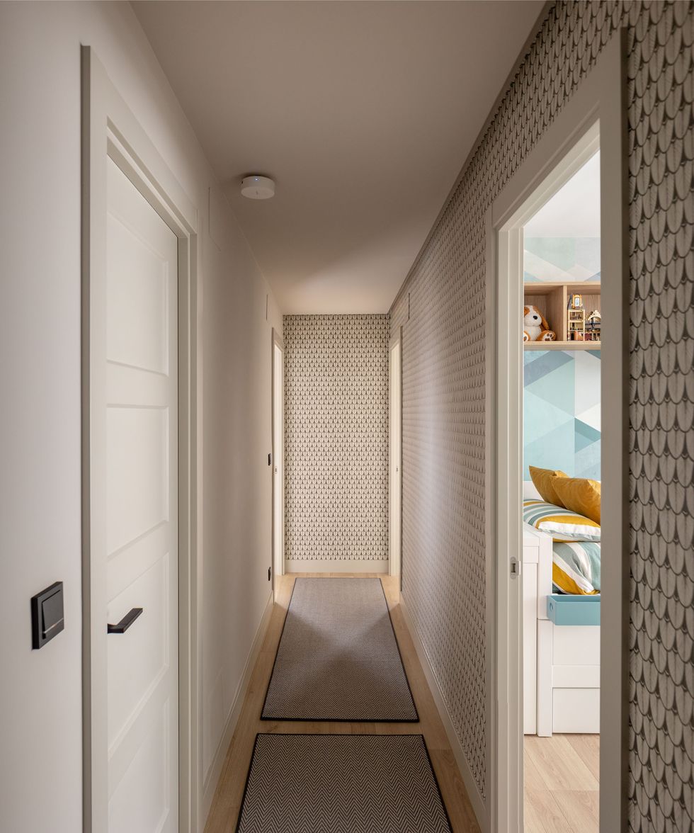 couloir avec papier-peint