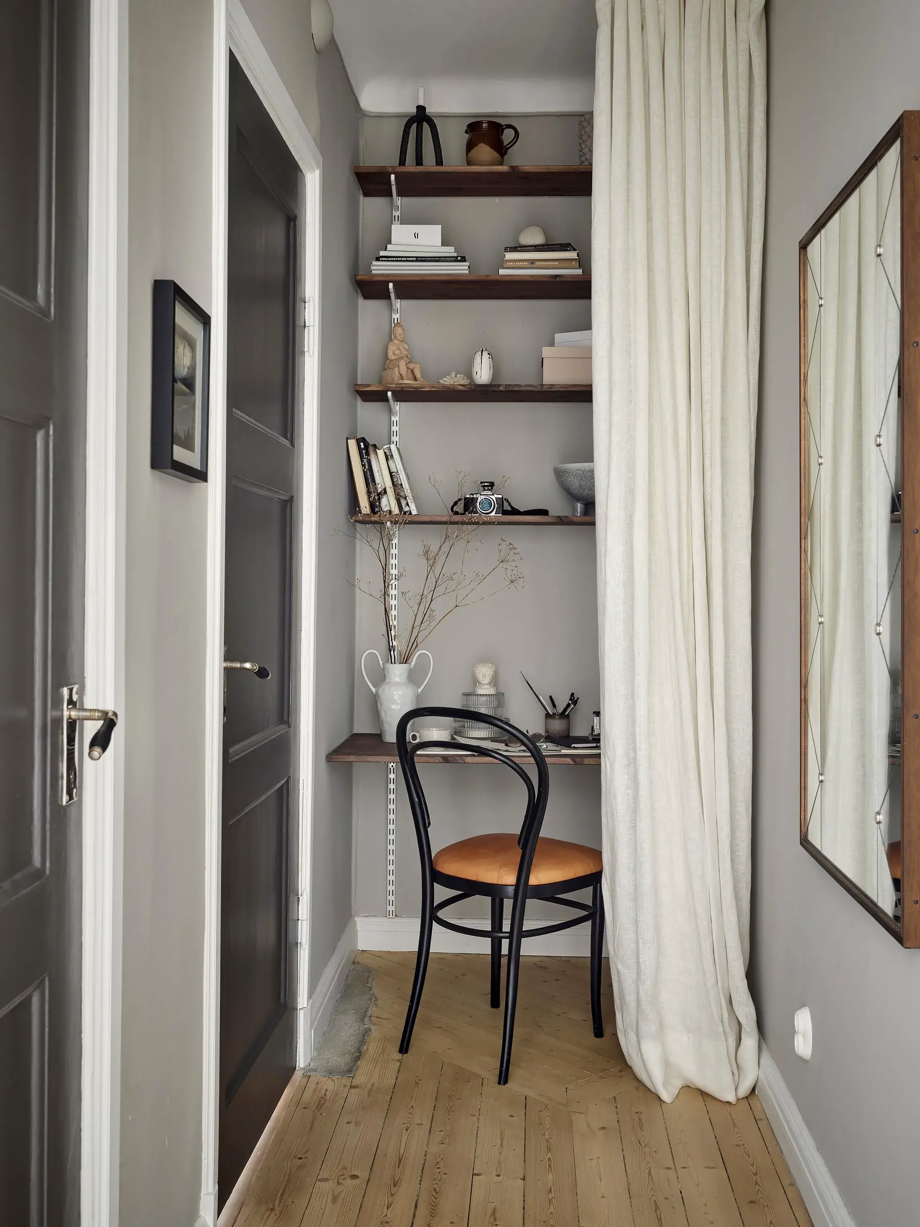 entrée avec bureau dans studio aménagé