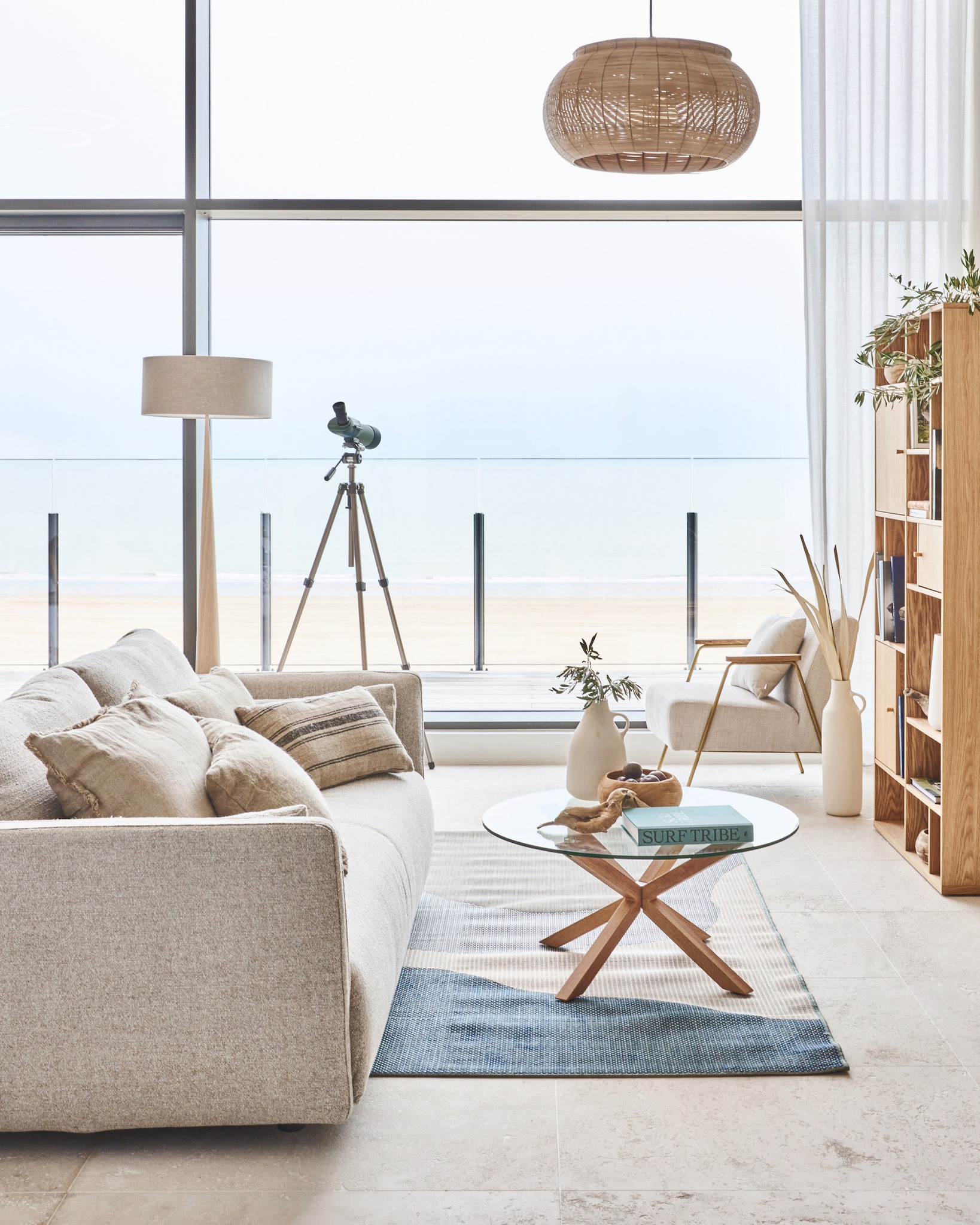 salon vue mer appartement la Rochelle décoration contemporaine par Alinea