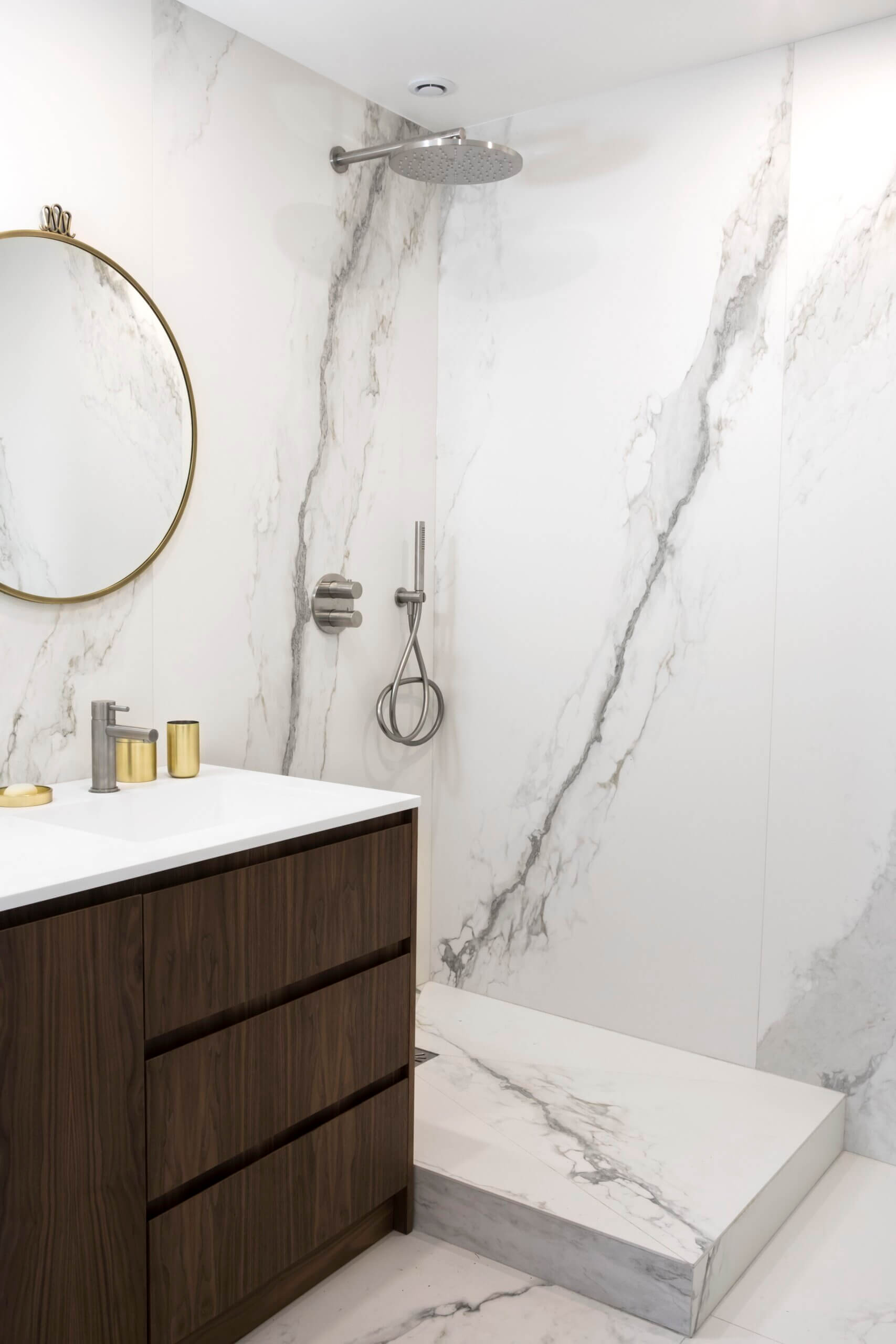 salle de bain marbre blanc