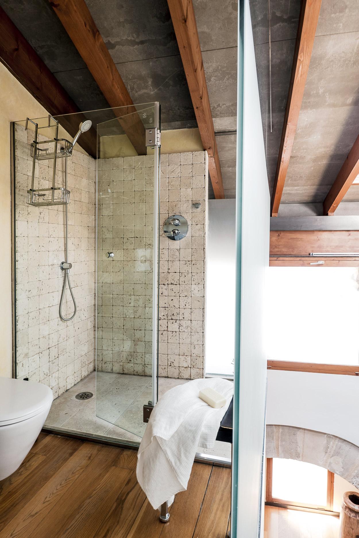 salle de bain avec poutres salle de bain avec poutres