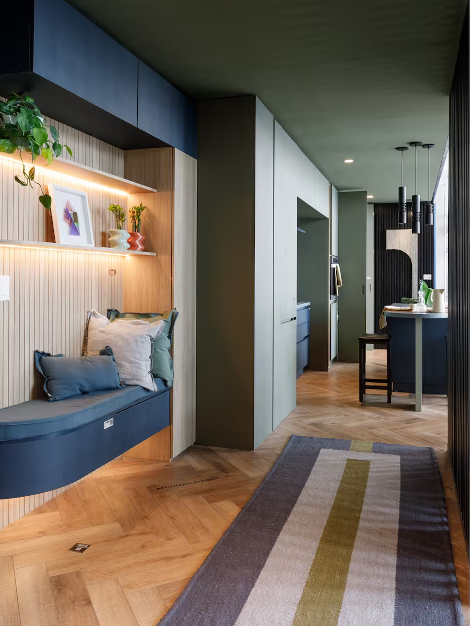 entrée avec banc et cuisine ouverte décoration contemporaine