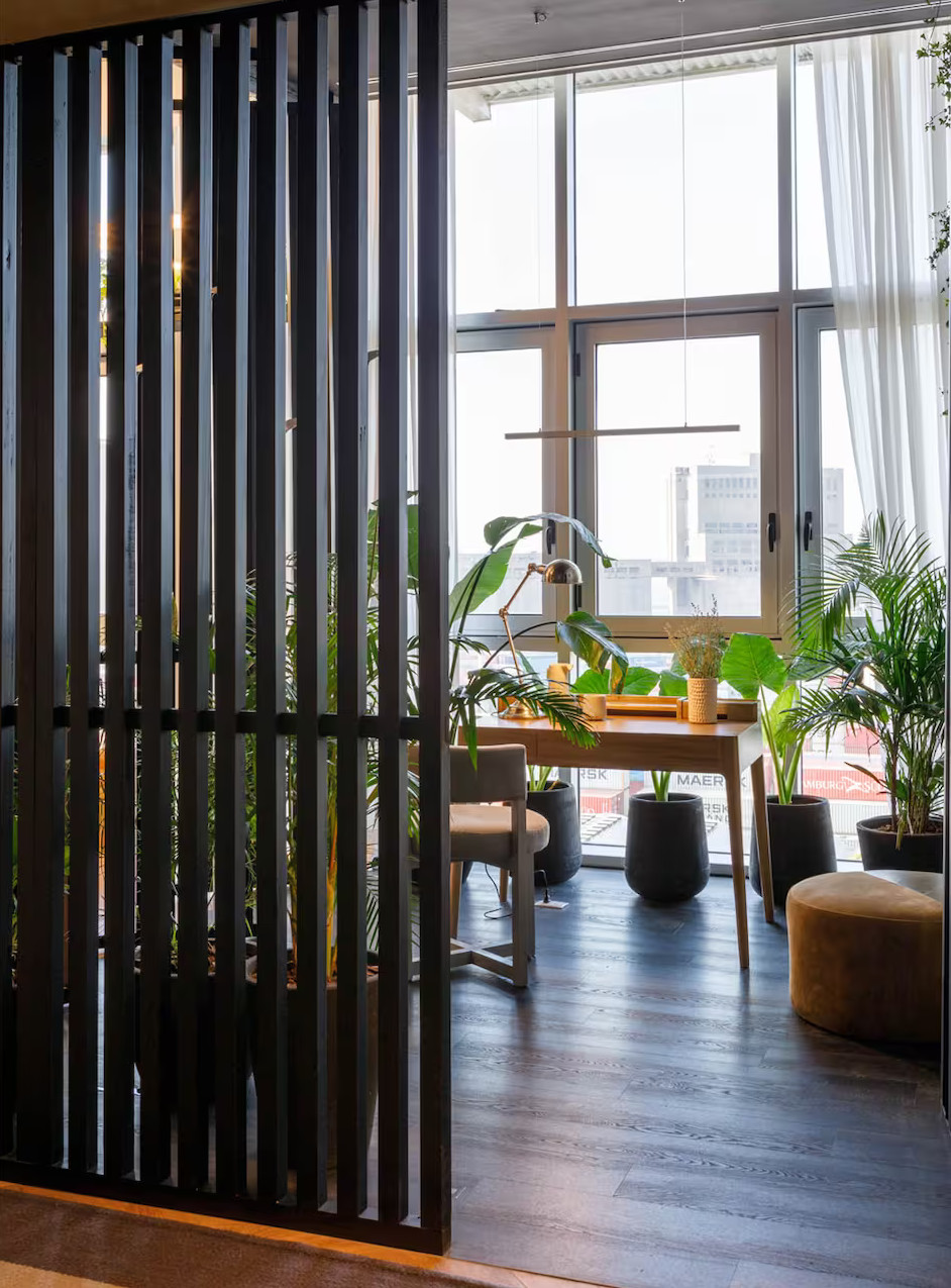 bureau avec plantes vertes