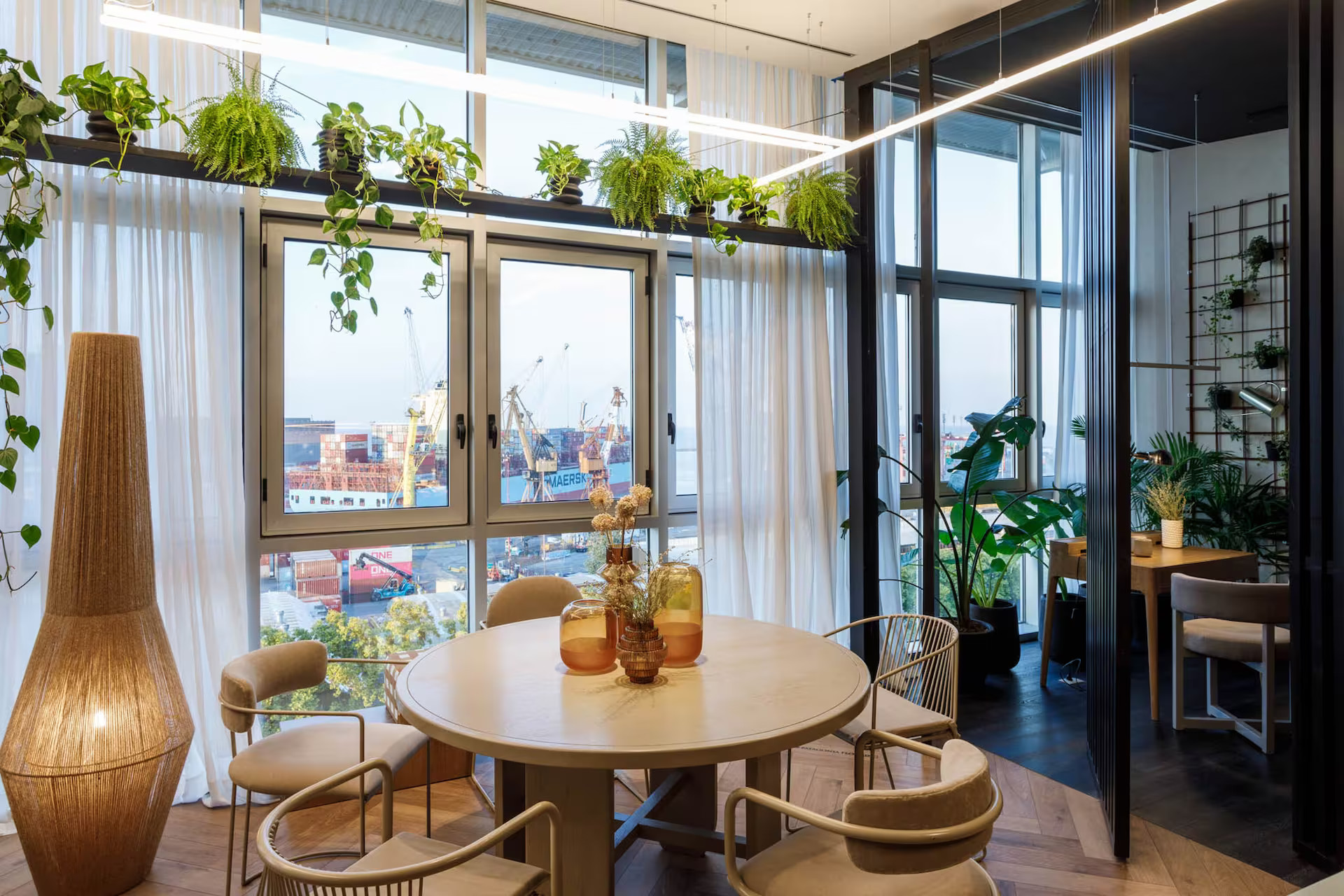 salle à manger avec baies vitrées décoration contemporaine