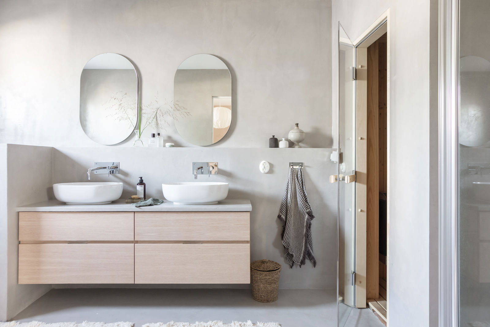salle de bain blanche et bois clair