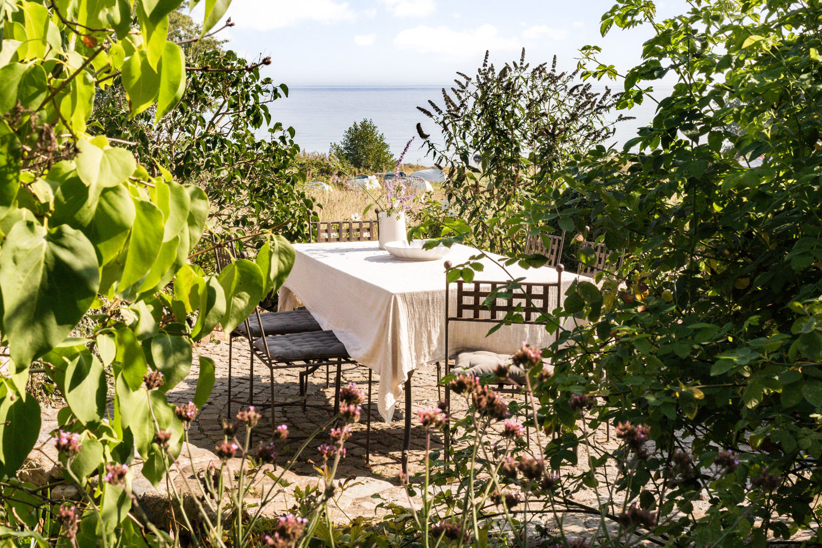 salle à manger dans jardin vue mer