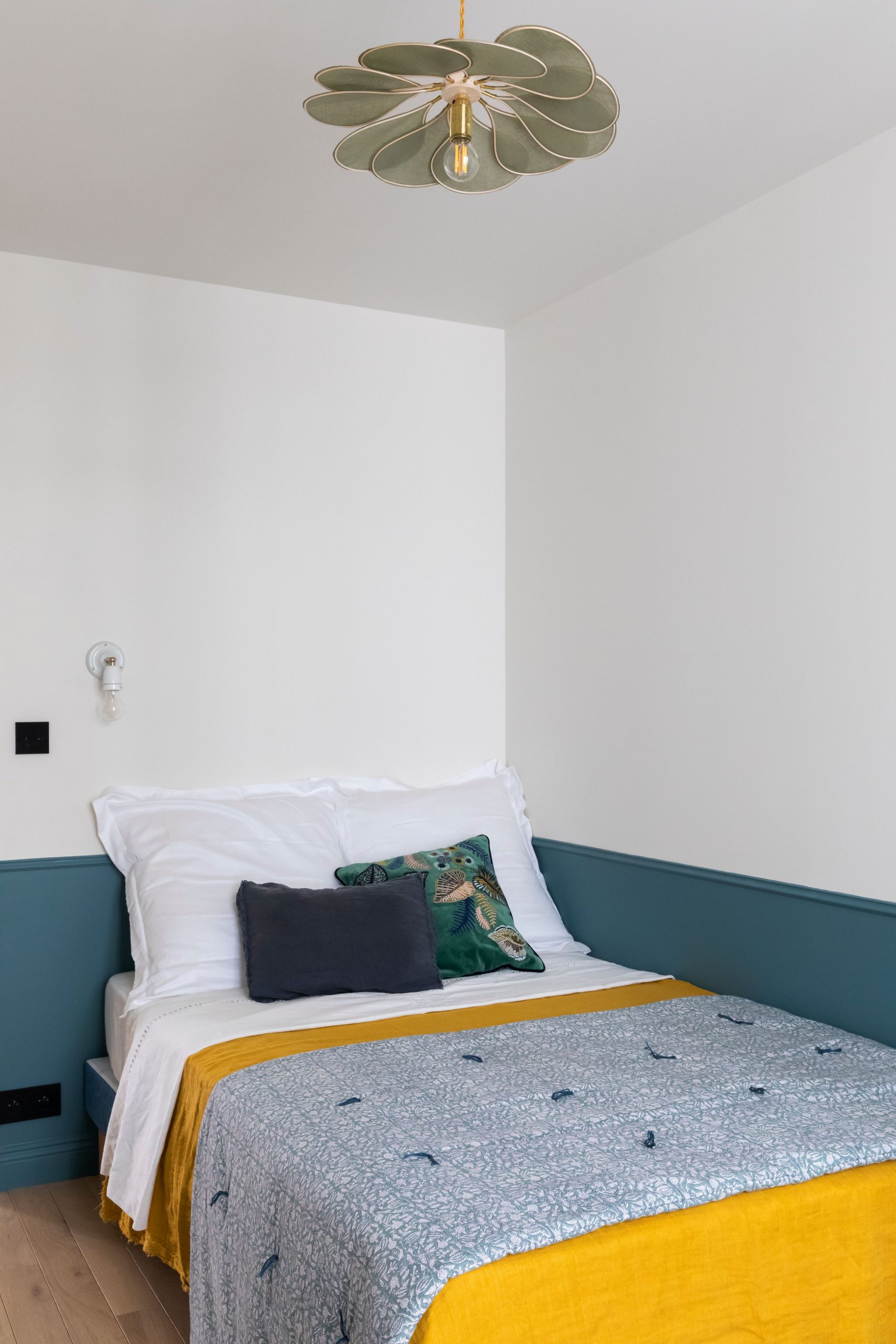 chambre bleue et jaune appartement Paris chambre bleue et jaune appartement Paris