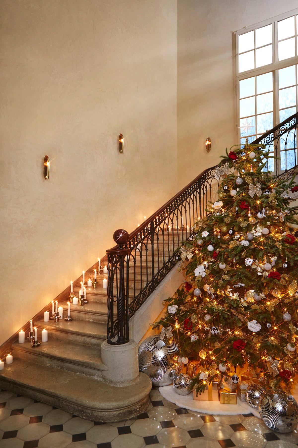 escalier décoré avec sapin escalier décoré avec sapin