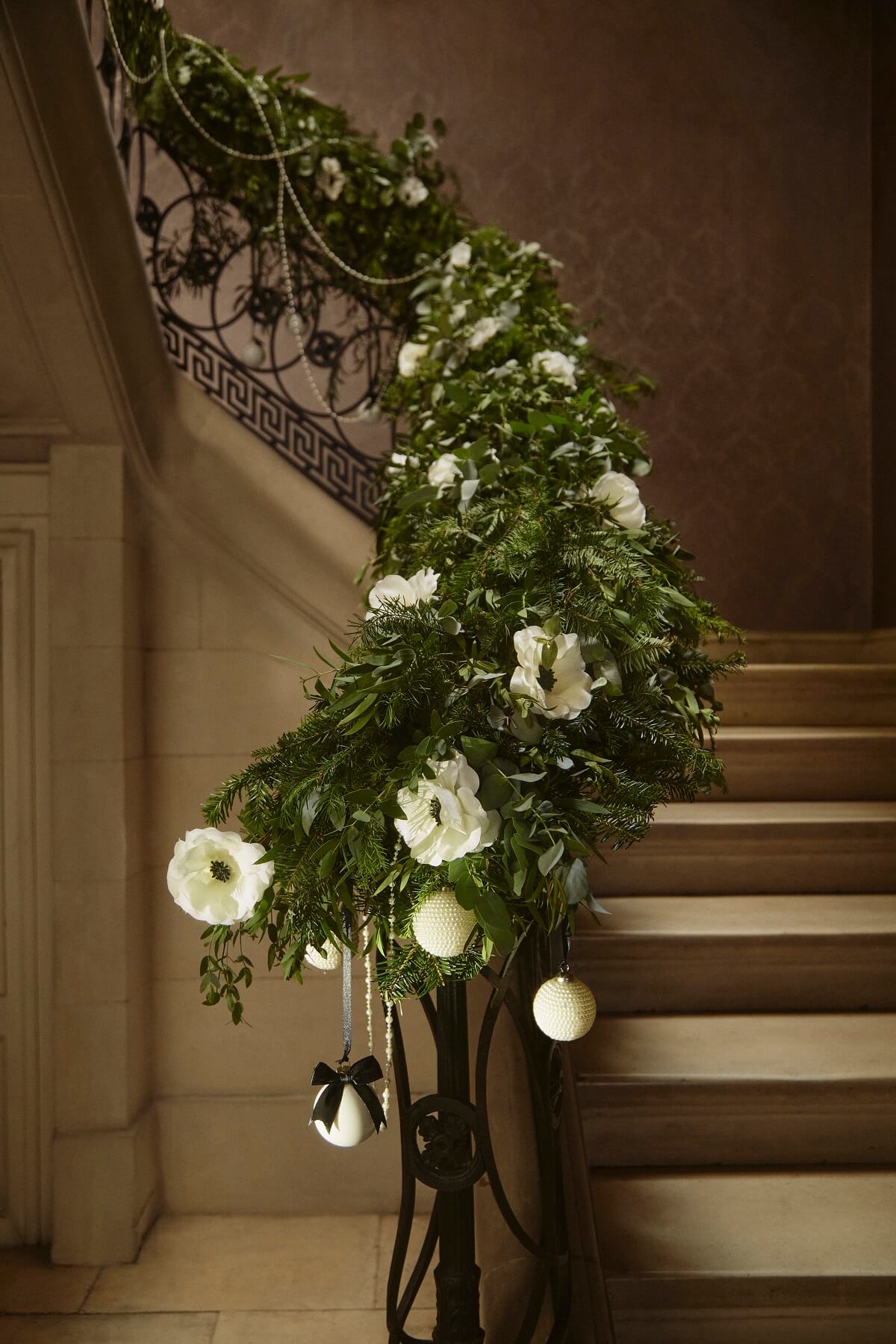 escalier décoré avec branches de sapin escalier décoré avec branches de sapin
