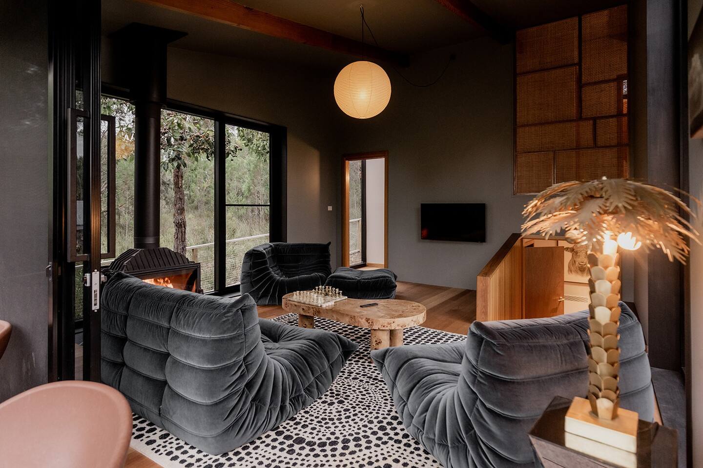 salon avec fauteuil Togo en velours noir maison design en bois noir salon avec fauteuil Togo en velours noir maison design en bois noir