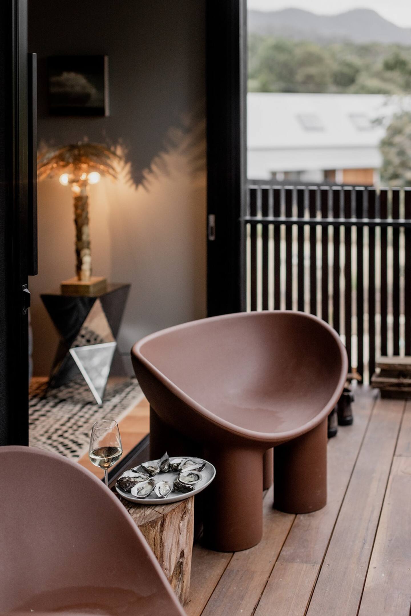 salon avec fauteuil roly poly maison design en bois noir salon avec fauteuil roly poly maison design en bois noir