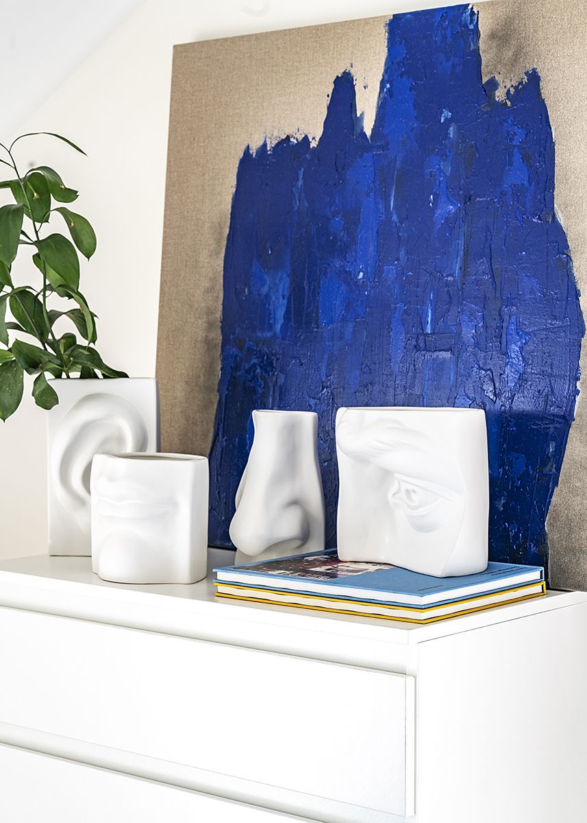 commode avec objet et toile
