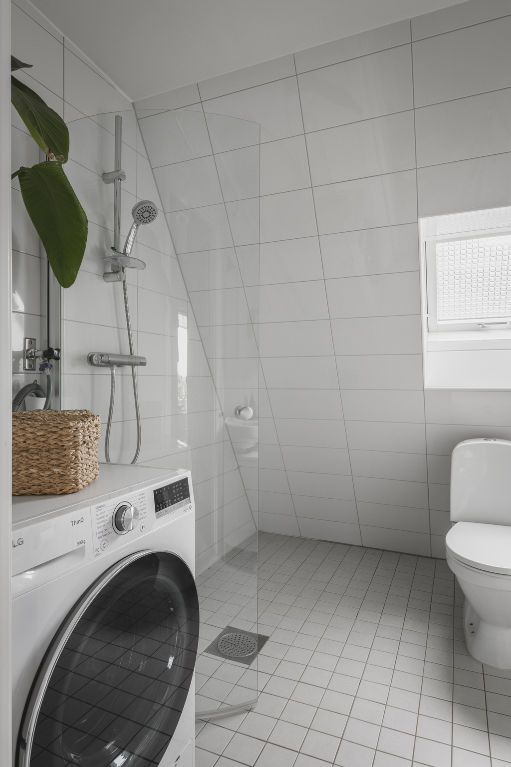 salle de bain douche à l'italienne blanche
