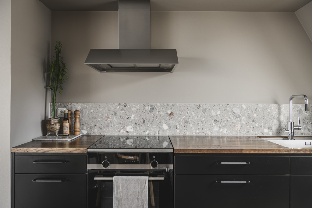cuisine noire et terrazzo gris