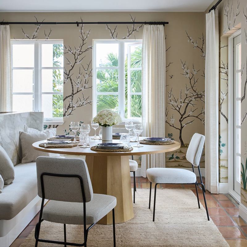 salle à manger avec banc et papier-peint végétal salle à manger avec banc et papier-peint végétal